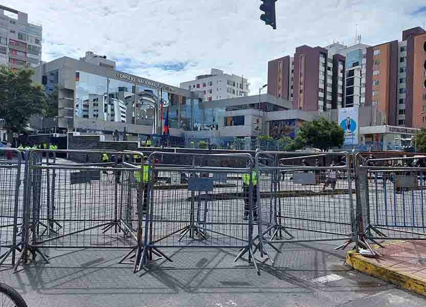 Exteriores del CNE en Quito. Foto Fabricio Vela.