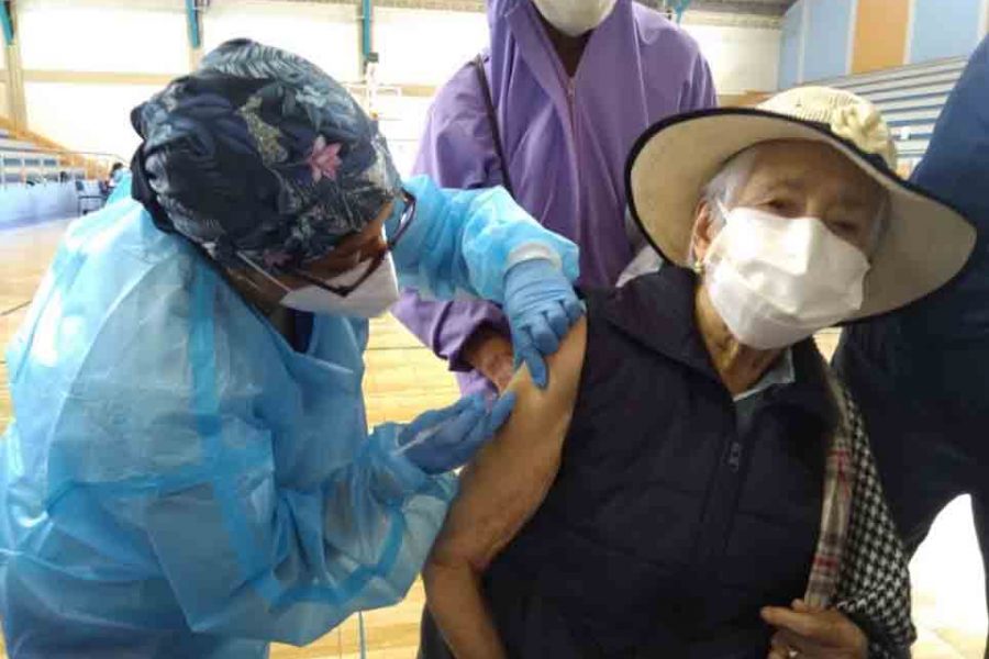 Adultos mayores vacunados en la ciudad.