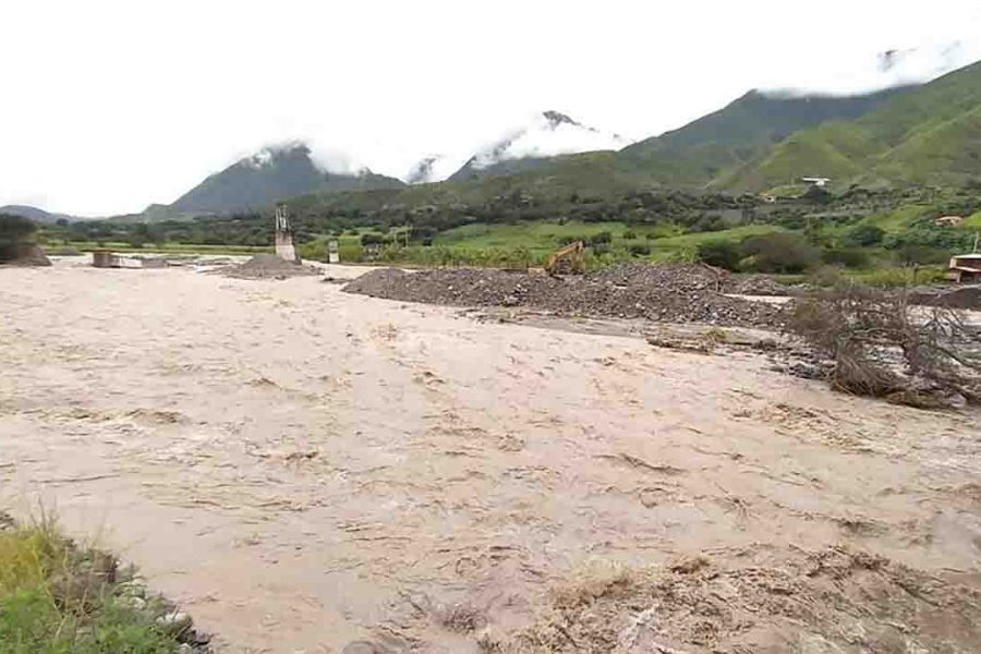 El puente de Sulupali, sobre el río Rircay, en Santa Isabel, es uno de los más afectados por el invierno.