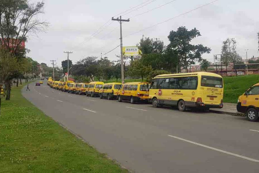 Transportistas de busetas escolares realizaron plantón en la Av. de las Américas.