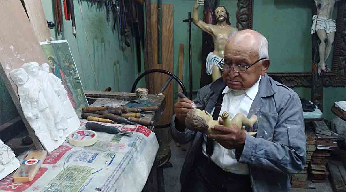 El fallecido escultor cuencano, Julio César Jimbo, durante una visita a su taller, ubicado en el sector de María Auxiliadora, en diciembre de 2020.
