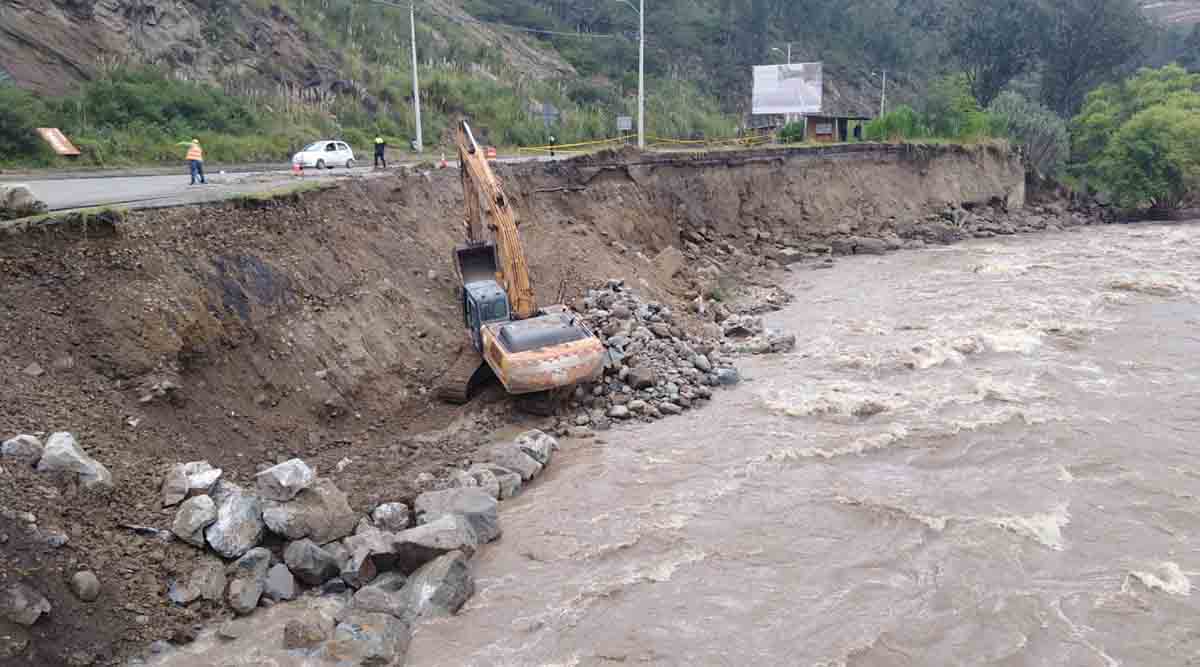 Maquinaria del MTOP trabaja en el nuevo enrocado en el sector del puente de Guangarcucho.