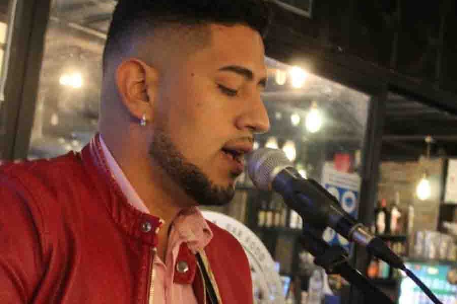 El músico Cristhian Nery interpreta uno de sus temas.