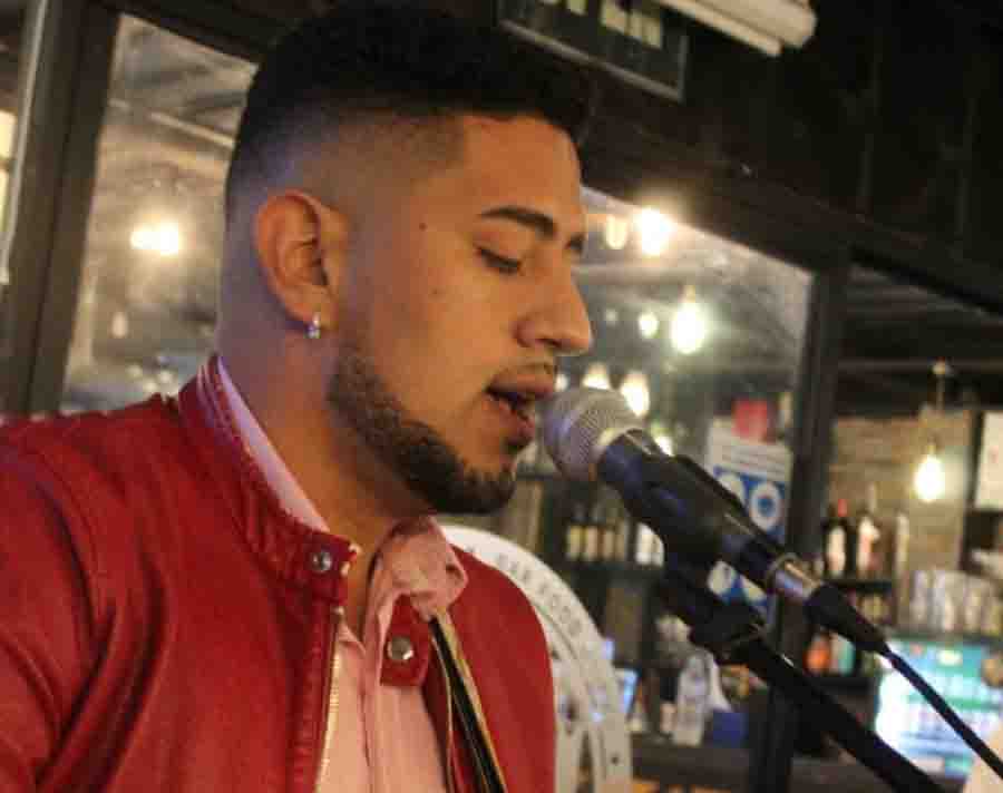 El músico Cristhian Nery interpreta uno de sus temas.