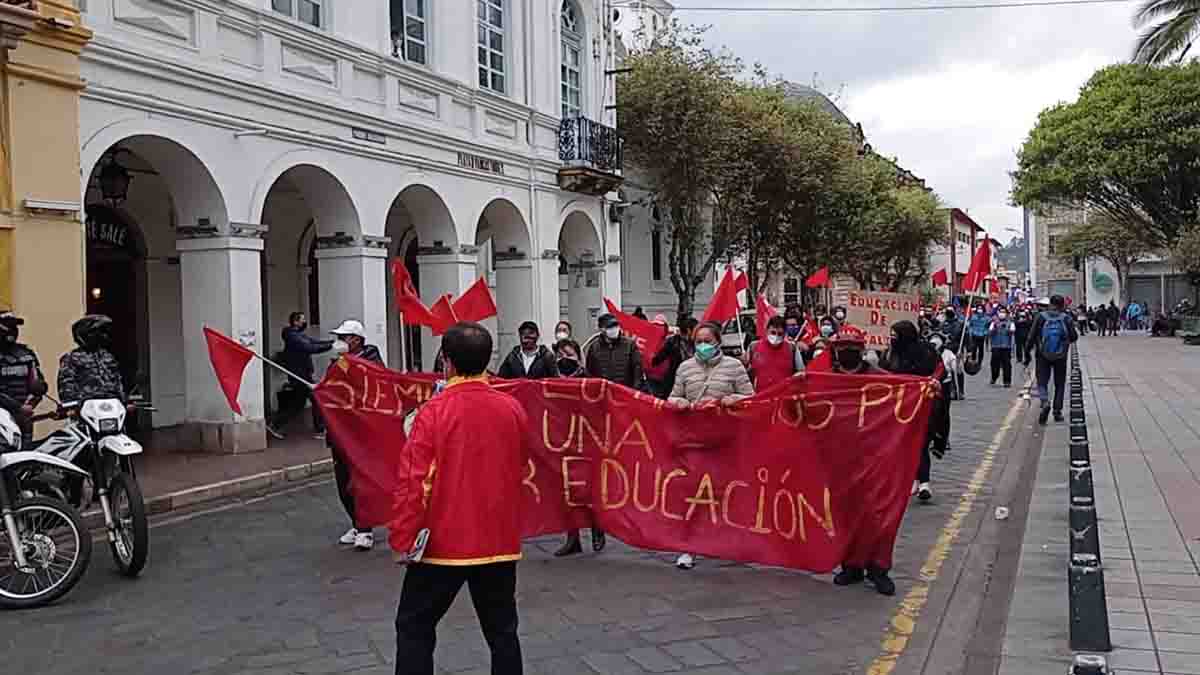 La marcha se realizó a través de las calles del Centro Histórico de Cuenca. Diego Cáceres