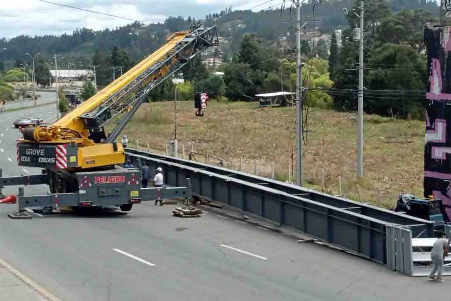 Montaje del puente peatonal que inició el lunes 9 de agosto y que se suspendió en horas de la tarde.