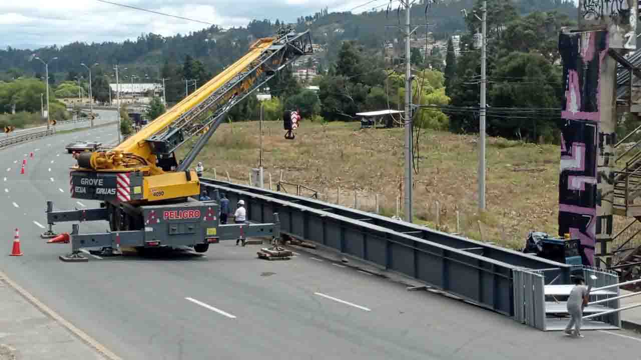 Montaje del puente peatonal que inició el lunes 9 de agosto y que se suspendió en horas de la tarde.