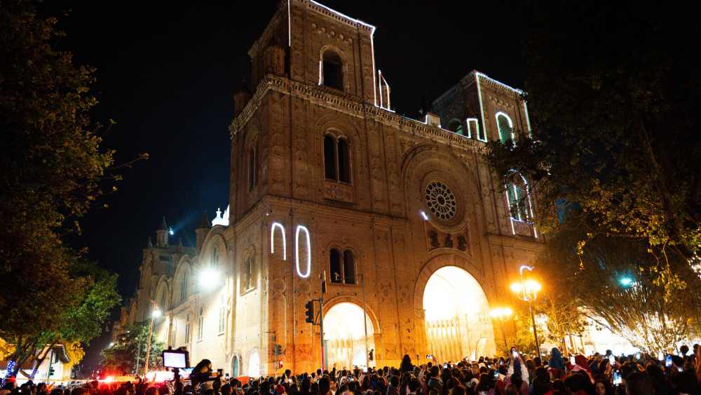 Parque Calderón se ilumina por la Navidad y se convierte en un ...