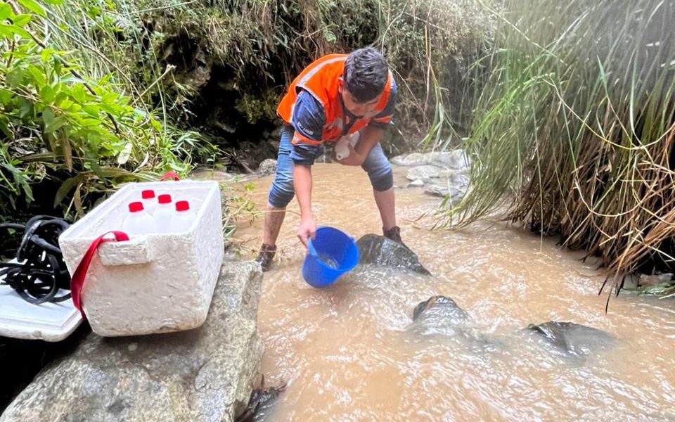 Toma muestras de agua