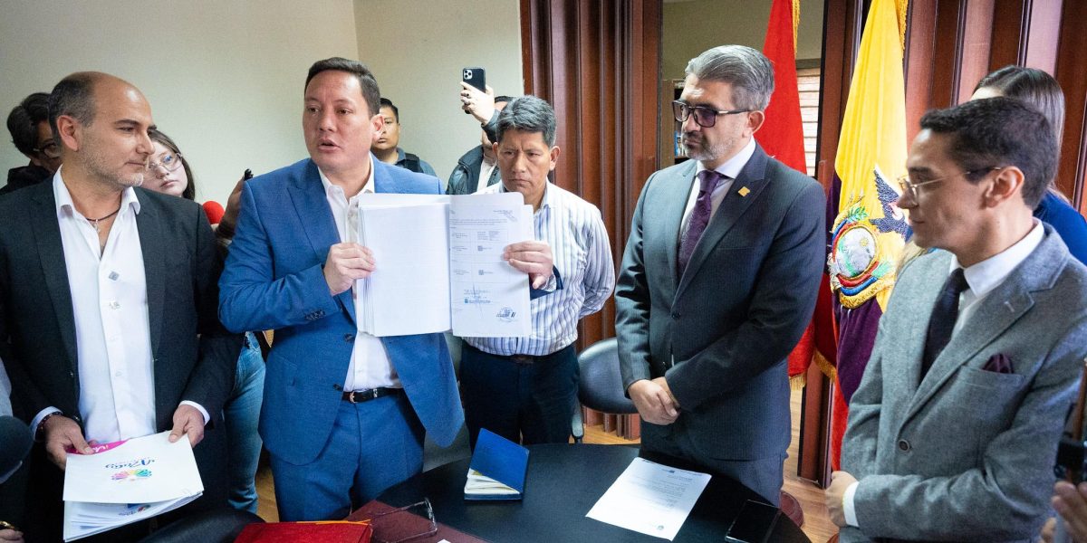 Prefecto y Alcalde, junto al Gobernador del Azuay