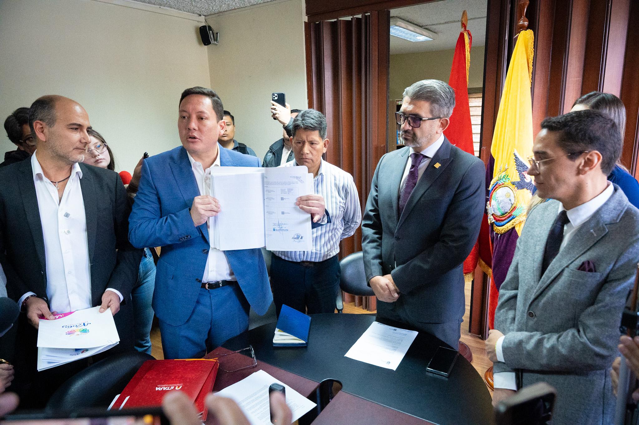 Prefecto y Alcalde, junto al Gobernador del Azuay