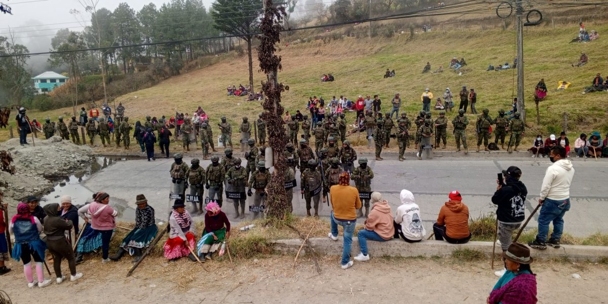 Militares y ciudadanos en la vía Cañar-Azuay.