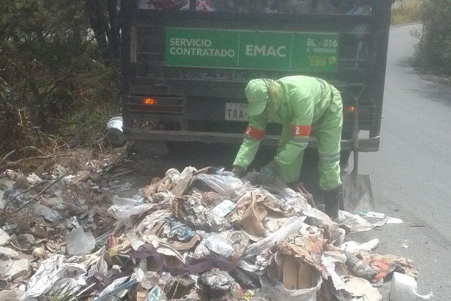 Aseo por obreros de la EMAC.