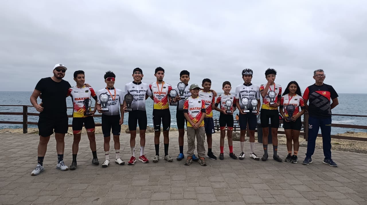 Ciclistas azuayos.