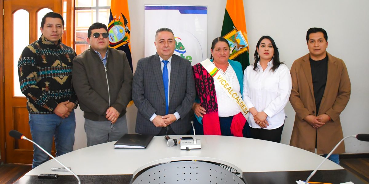 Raúl Delgado (c) alcalde de Paute, junto a sus concejales.