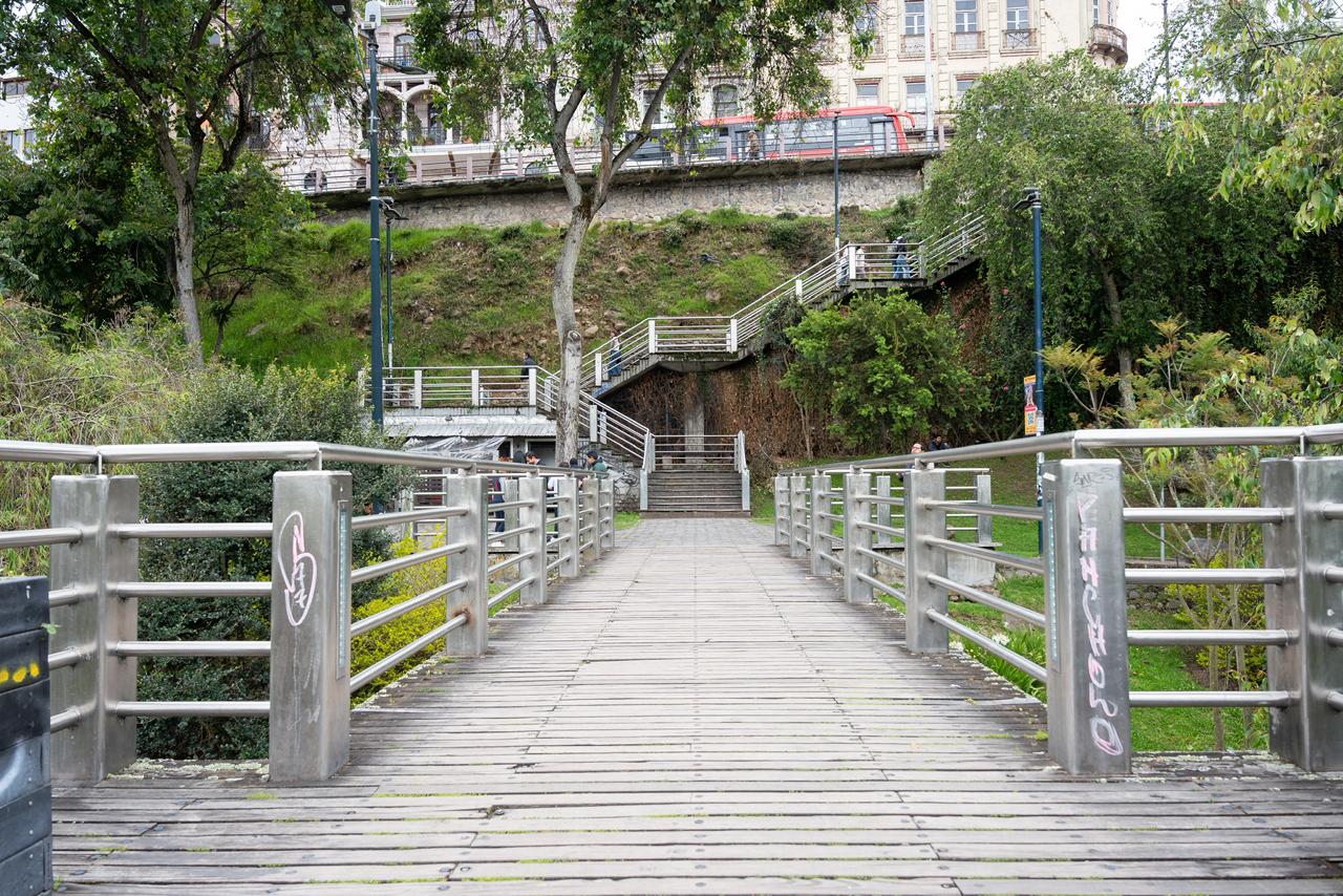 Escalinata de la Universidad de Cuenca.