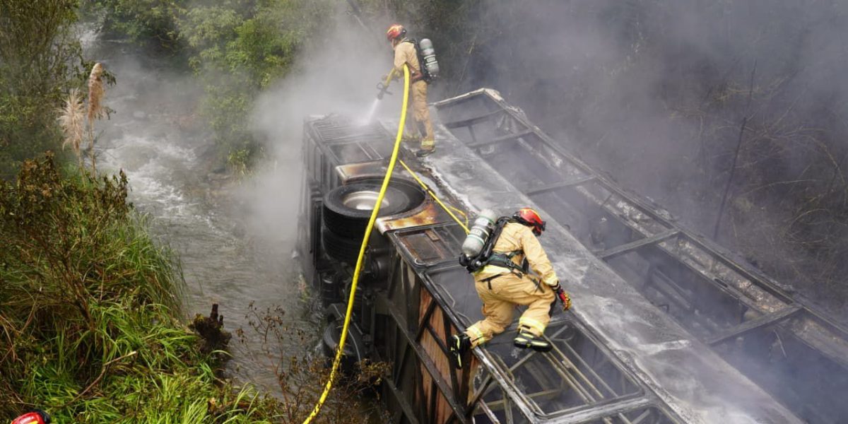 Bus incendiado en Cuenca