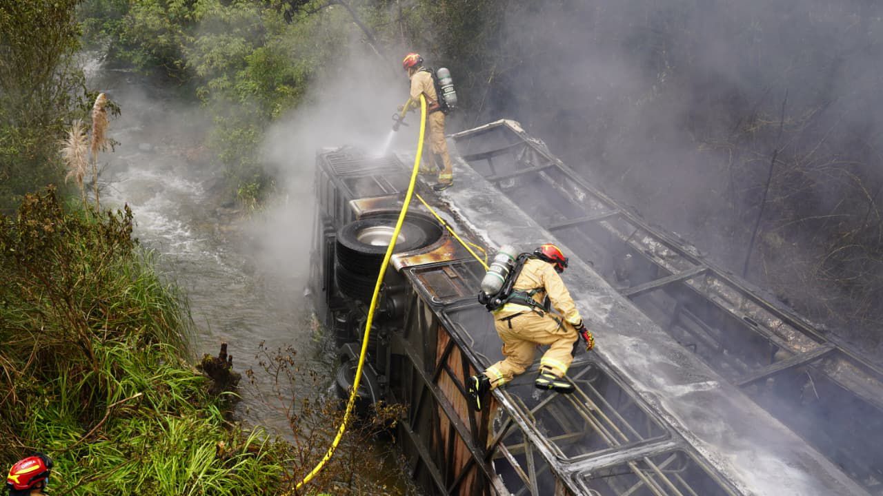 Bus incendiado en Cuenca