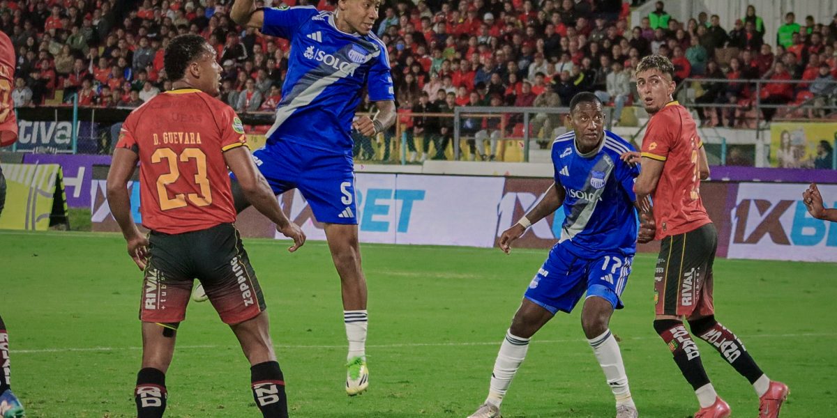 Partido Deportivo Cuenca ante Emelec.