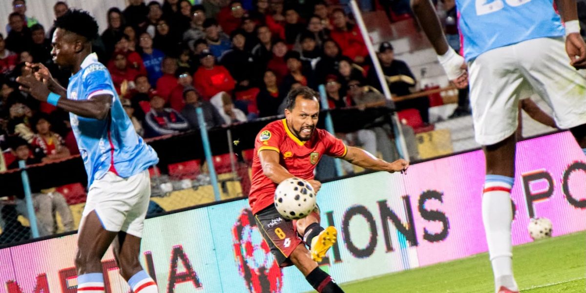 Acciones del partido entre Deportivo Cuenca y el Manta FC.