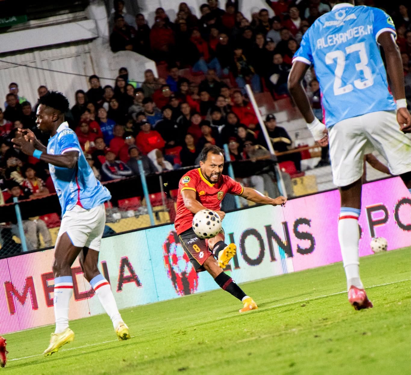 Acciones del partido entre Deportivo Cuenca y el Manta FC.